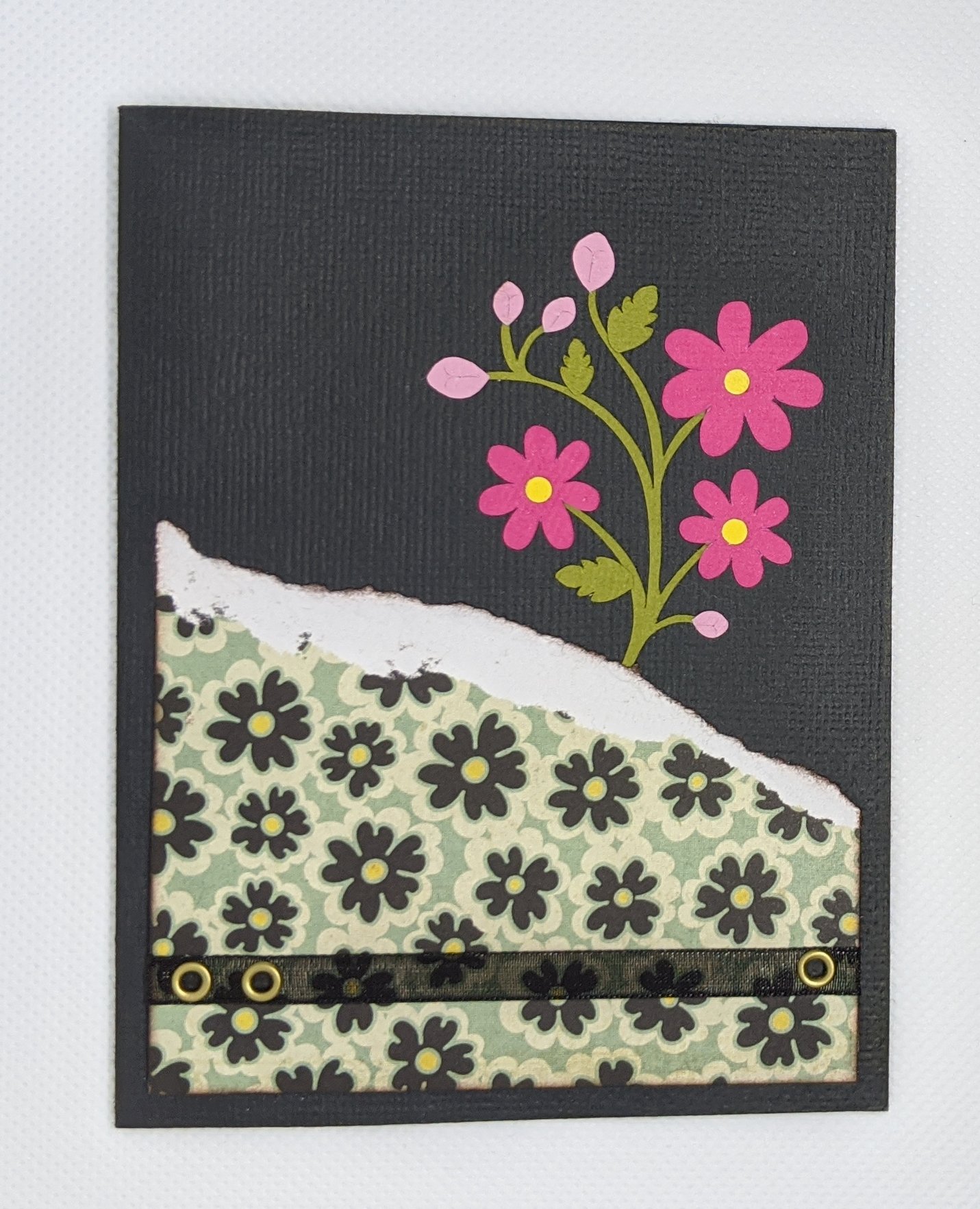 Carte florale avec papier déchiré à plat